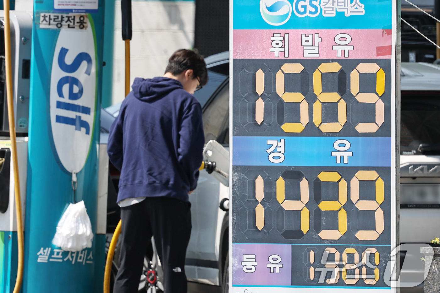 (서울=뉴스1) 민경석 기자 = 전국 주유소 기름값이 소폭 하락하며 지난주와 비슷한 수준을 유지했다.한국석유공사 유가정보시스템 오피넷에 따르면 5월 셋째 주 휘발유 평균 가격은 리 …