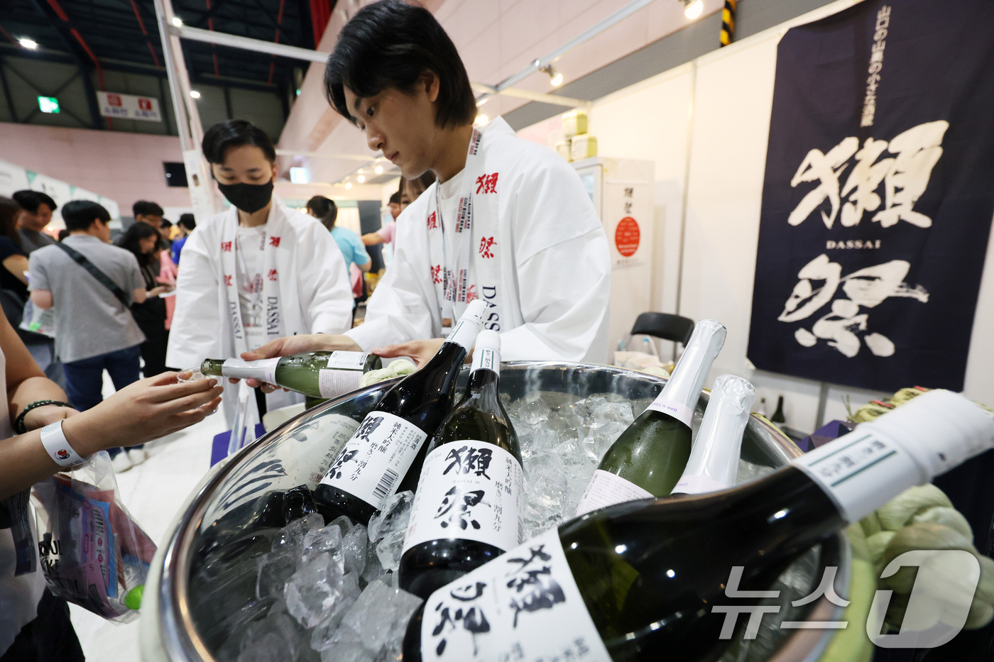 (서울=뉴스1) 황기선 기자 = 25일 서울 강남구 세텍(SETEC)에서 열린 '2025 서울사케페스티벌'에서 업체 관계자가 시음을 준비하고 있다. 2025.5.25/뉴스1
