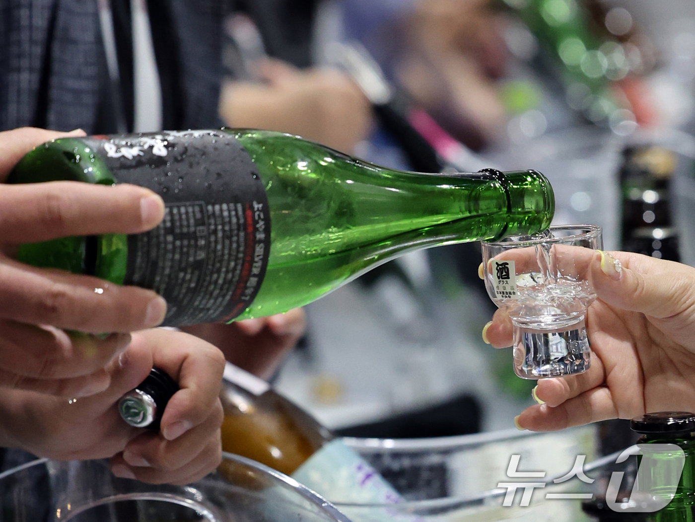 (서울=뉴스1) 황기선 기자 = 25일 서울 강남구 세텍(SETEC)에서 열린 '2025 서울사케페스티벌'에서 업체 관계자가 시음을 준비하고 있다. 2025.5.25/뉴스1