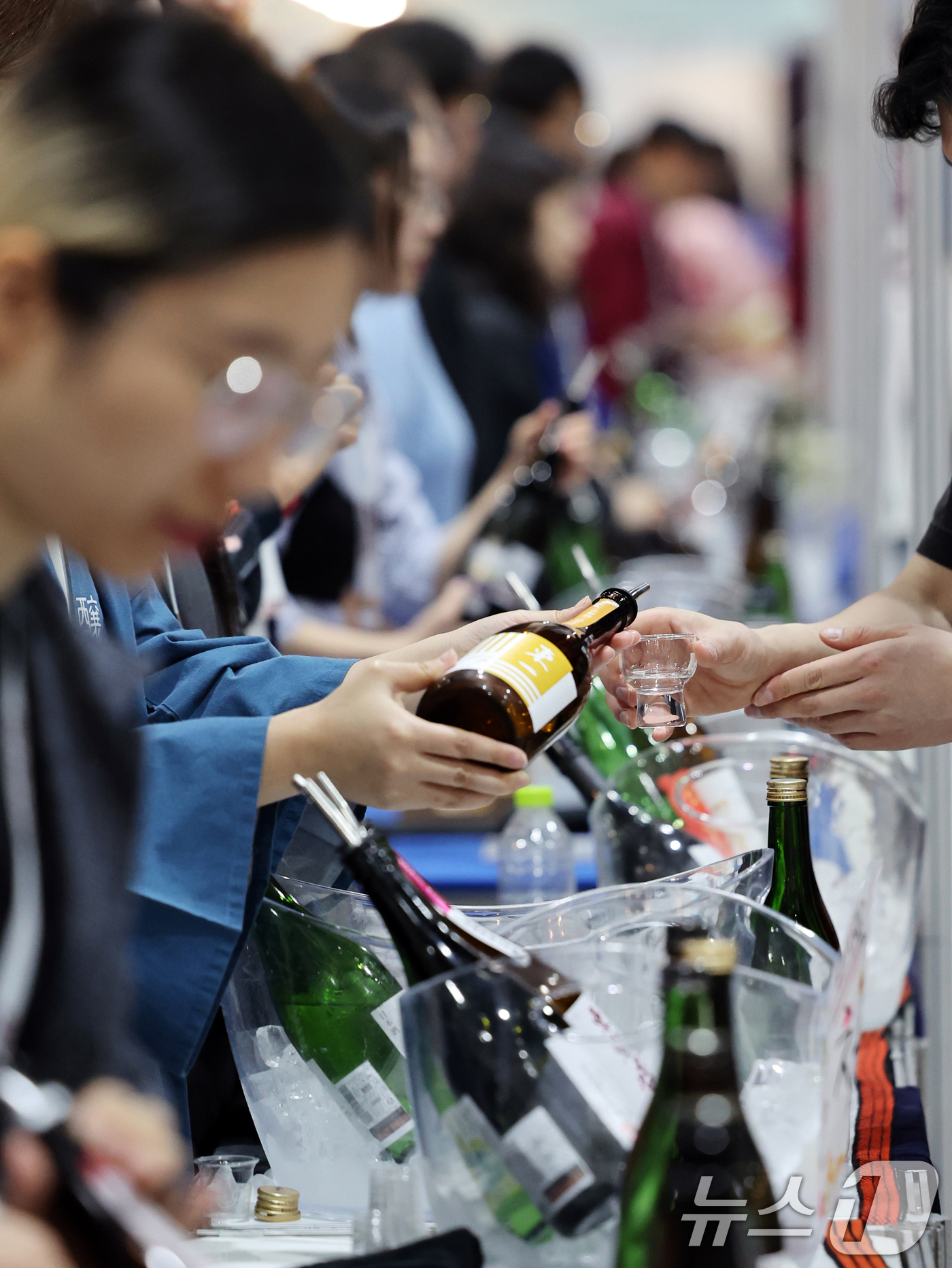 (서울=뉴스1) 황기선 기자 = 25일 서울 강남구 세텍(SETEC)에서 열린 '2025 서울사케페스티벌'에서 관람객들이 시음을 하고 있다. 2025.5.25/뉴스1