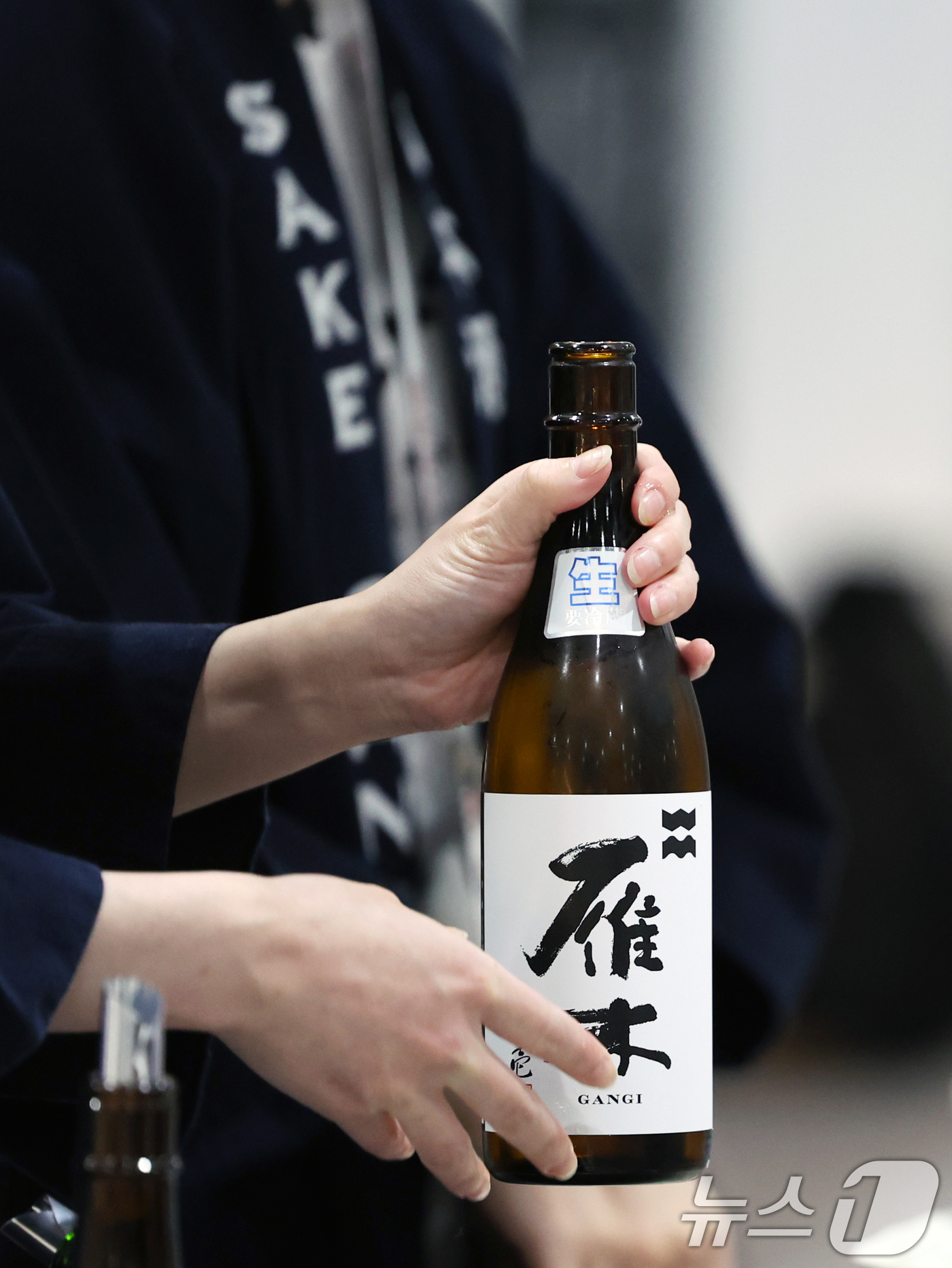 (서울=뉴스1) 황기선 기자 = 25일 서울 강남구 세텍(SETEC)에서 열린 '2025 서울사케페스티벌'에서 업체 관계자가 시음을 준비하고 있다. 2025.5.25/뉴스1