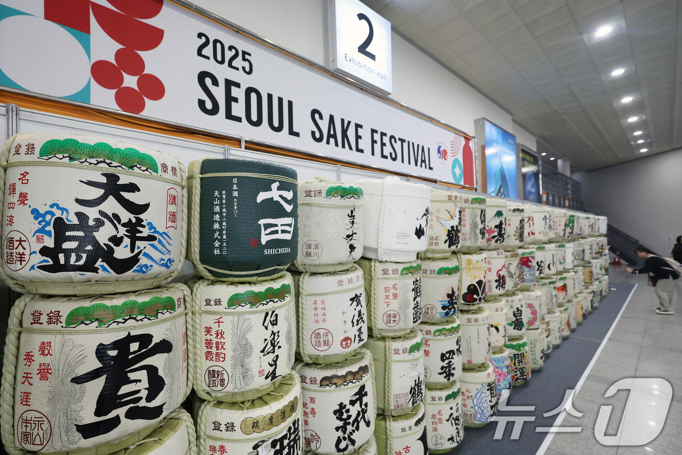 (서울=뉴스1) 황기선 기자 = 25일 서울 강남구 세텍(SETEC)에서 열린 '2025 서울사케페스티벌'에 사케를 만드는 과정에서 누룩을 발효할 때 쓰이는 대형 삼나무 통이 진열 …