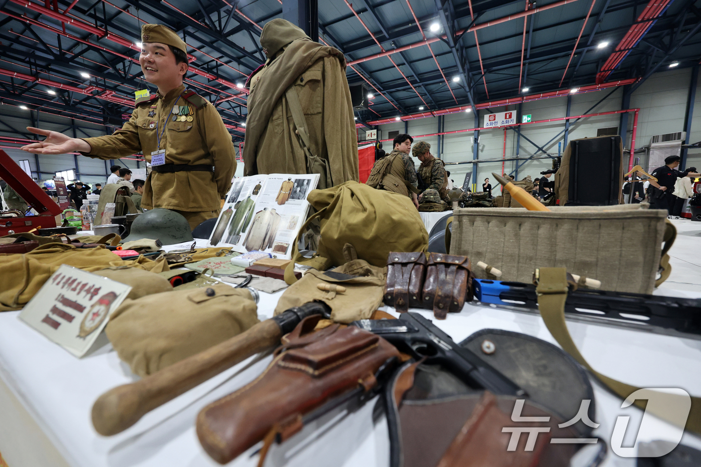(서울=뉴스1) 황기선 기자 = 25일 서울 강남구 세텍(SETEC)에서 열린 '35회 플래툰 컨벤션'에서 부스 관계자가 ‘소련의 붉은군대 제2친위보병사단’의 전시품을 소개하고 있 …