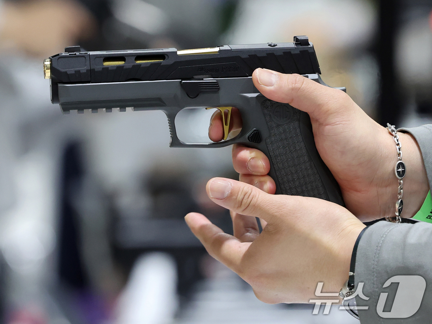 (서울=뉴스1) 황기선 기자 = 25일 서울 강남구 세텍(SETEC)에서 열린 '35회 플래툰 컨벤션'에서 관람객이 밀리터리 제품을 살펴보고 있다. 2025.5.25/뉴스1