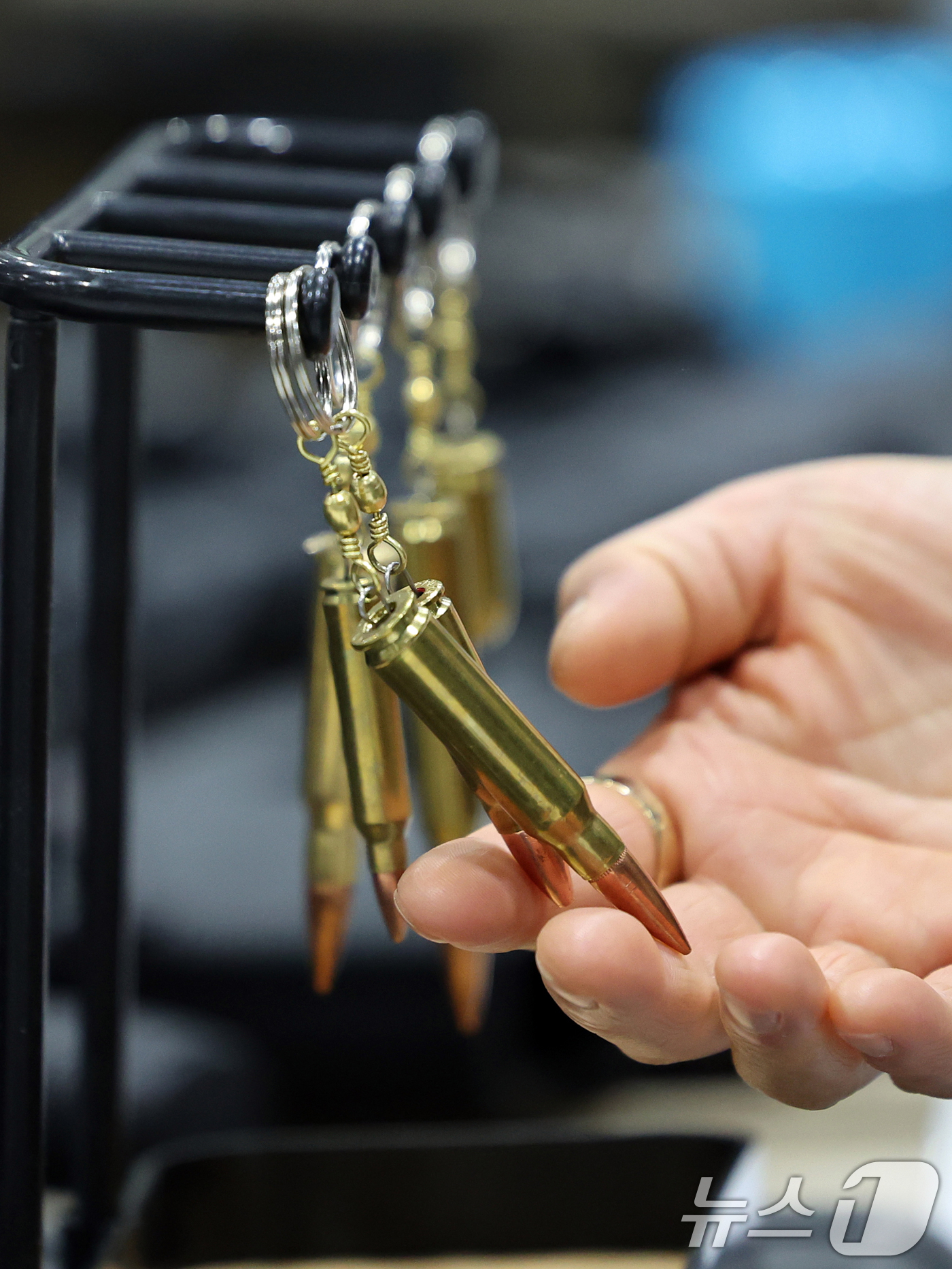 (서울=뉴스1) 황기선 기자 = 25일 서울 강남구 세텍(SETEC)에서 열린 '35회 플래툰 컨벤션'에서 관람객이 밀리터리 제품을 살펴보고 있다. 2025.5.25/뉴스1