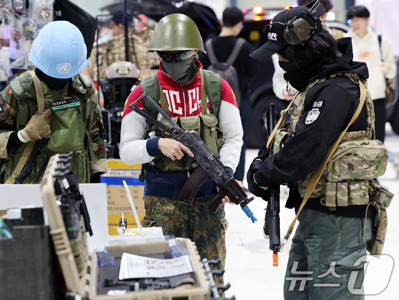 (서울=뉴스1) 황기선 기자 = 25일 서울 강남구 세텍(SETEC)에서 열린 '35회 플래툰 컨벤션'에서 관람객이 밀리터리 제품을 살펴보고 있다. 2025.5.25/뉴스1