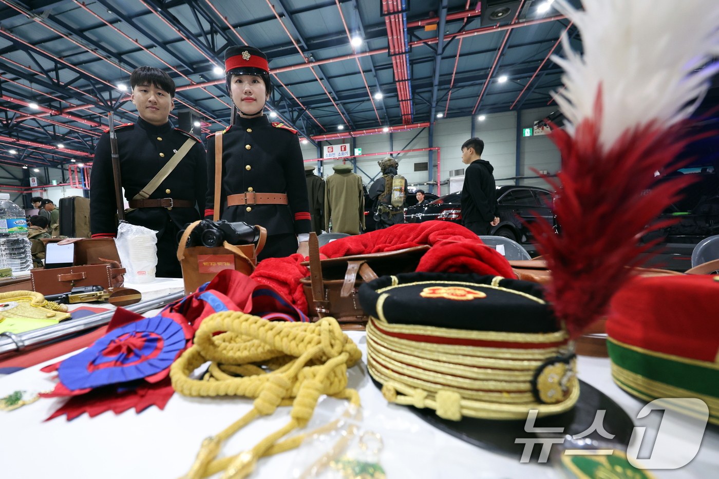 (서울=뉴스1) 황기선 기자 = 25일 서울 강남구 세텍(SETEC)에서 열린 '35회 플래툰 컨벤션'에서 부스 관계자가 '대한제국군'의 전시품을 소개하고 있다.  2025.5.2 …
