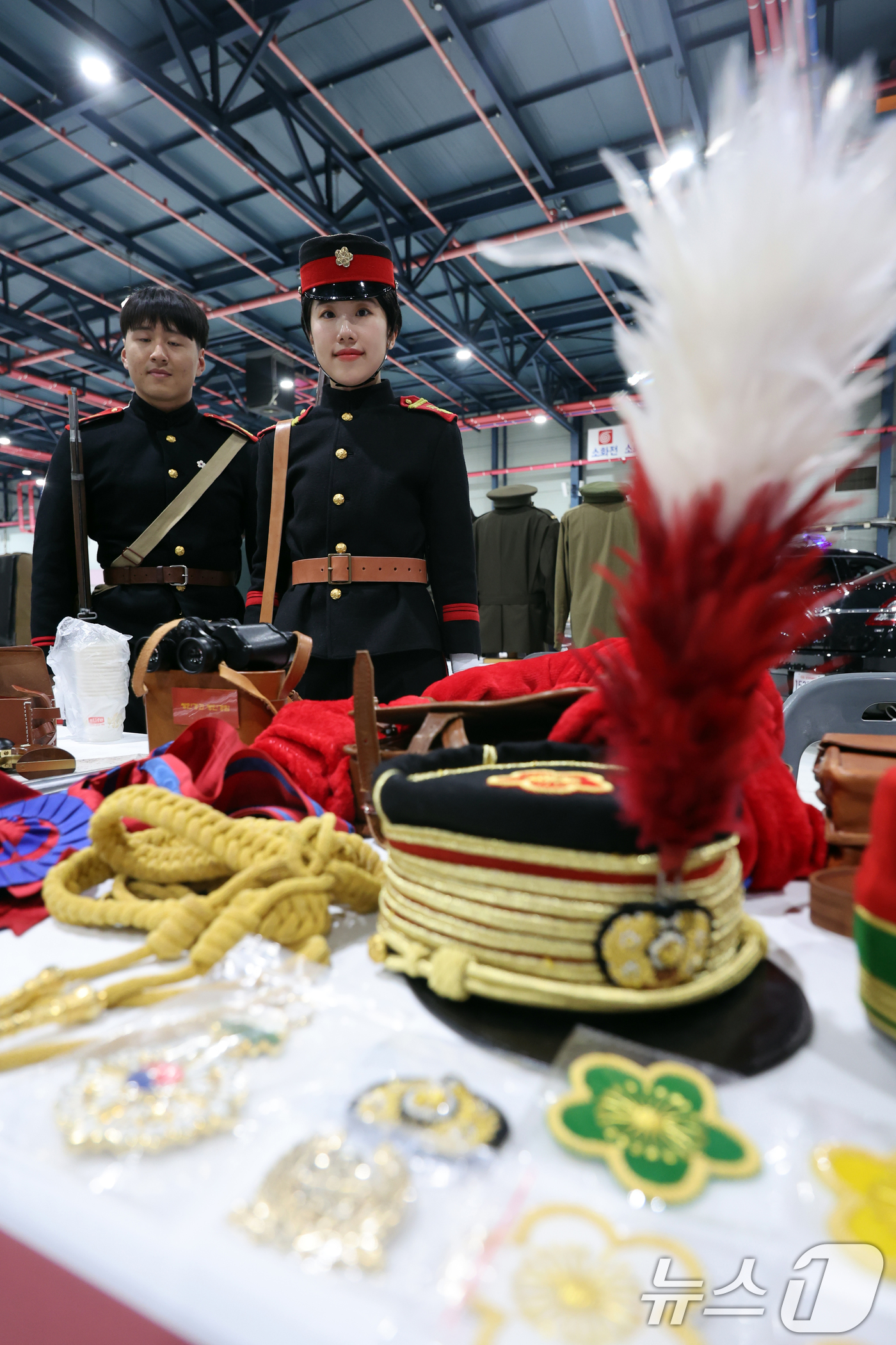 (서울=뉴스1) 황기선 기자 = 25일 서울 강남구 세텍(SETEC)에서 열린 '35회 플래툰 컨벤션'에서 부스 관계자가 '대한제국군'의 전시품을 소개하고 있다.  2025.5.2 …