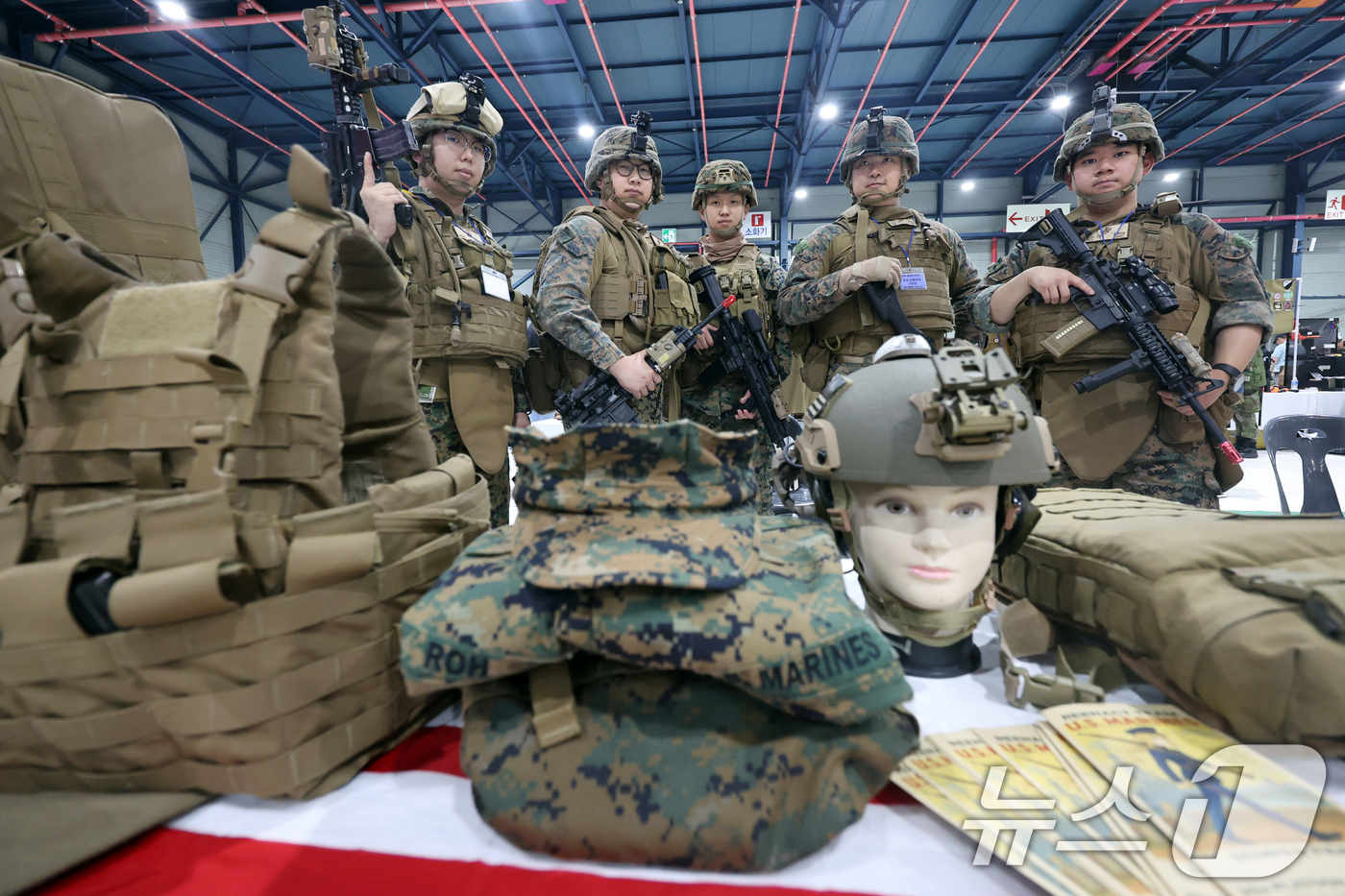 (서울=뉴스1) 황기선 기자 = 25일 서울 강남구 세텍(SETEC)에서 열린 '35회 플래툰 컨벤션'에서 부스 관계자가'미국 해병대원'의 전시품을 소개하고 있다.  2025.5. …