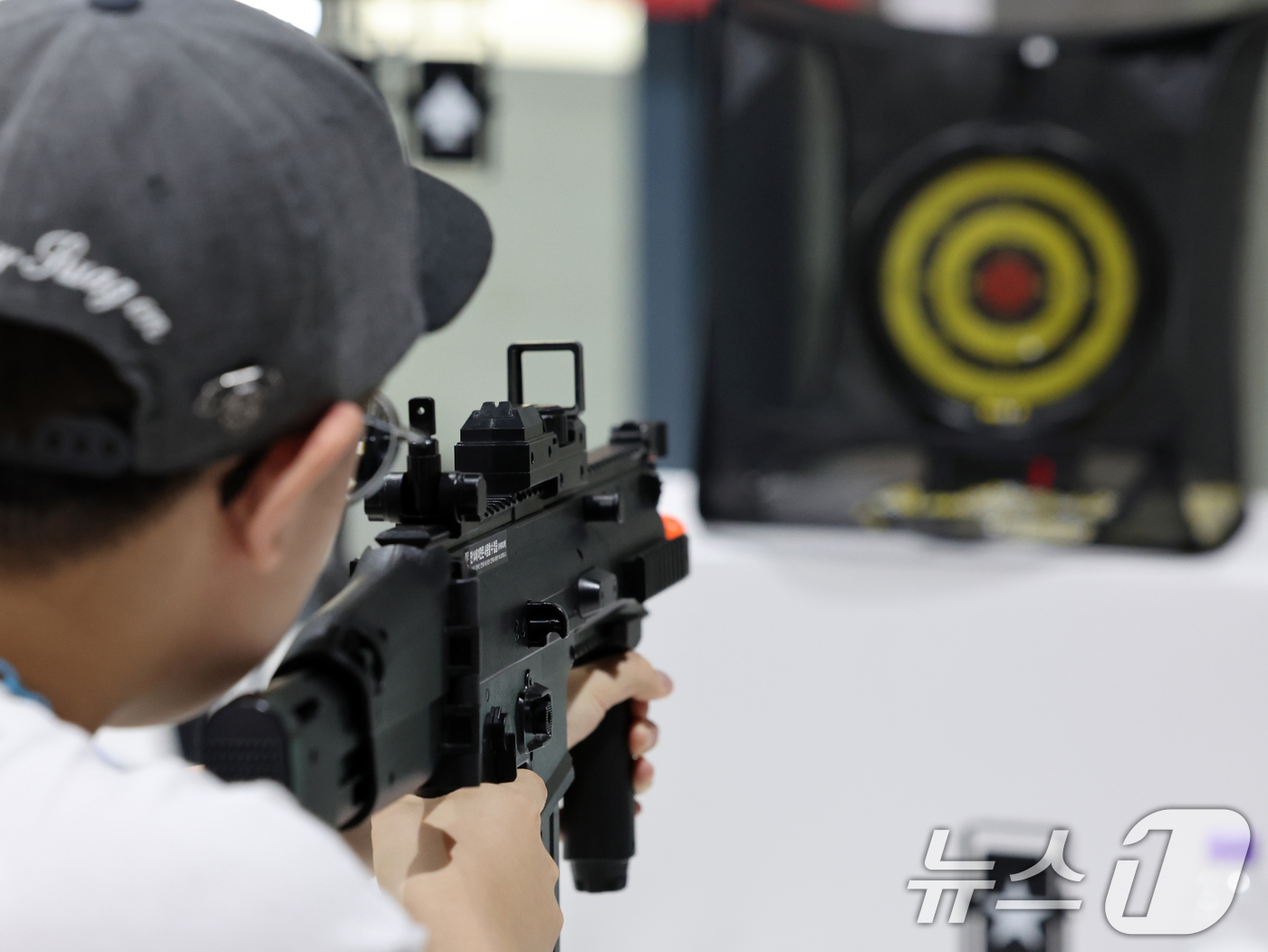 (서울=뉴스1) 황기선 기자 = 25일 서울 강남구 세텍(SETEC)에서 열린 '35회 플래툰 컨벤션'에서 관람객이 밀리터리 제품 체험을 하고 있다. 2025.5.25/뉴스1