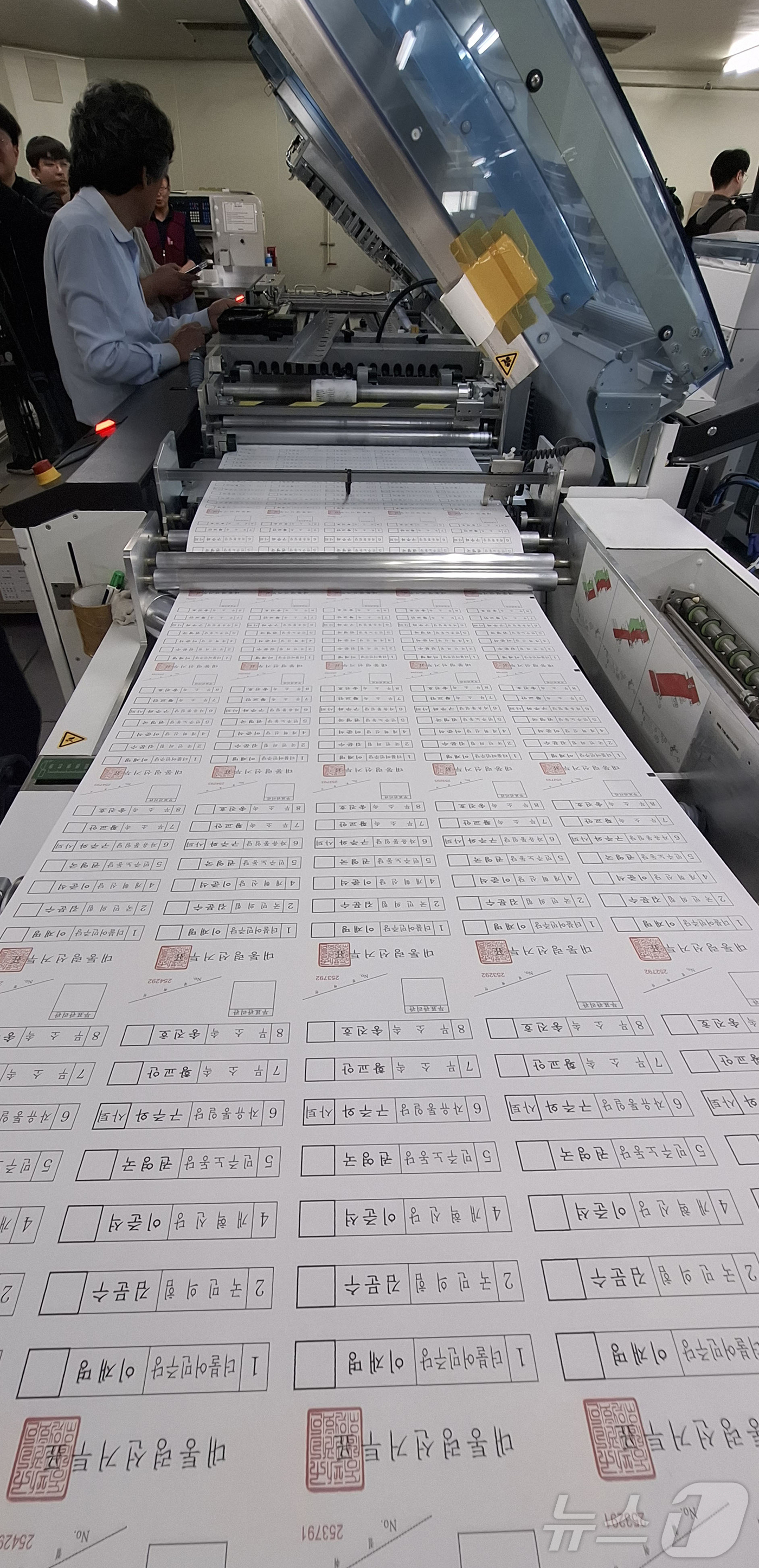 (안양=뉴스1) 김진환 기자 = 제21대 대통령선거를 9일 앞둔 25일 경기 안양시 동안구의 한 인쇄업체에서 관계자가 투표용지의 인쇄 상태를 검수하고 있다. (공동취재) 2025. …