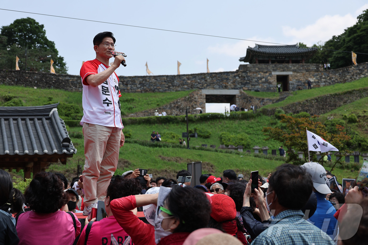 (공주=뉴스1) 김민지 기자 = 김문수 국민의힘 대통령 후보가 25일 오후 세계문화유산인 충남 공주시 공산성 인근에서 유세를 하고 있다. (공동취재) 2025.5.25/뉴스1