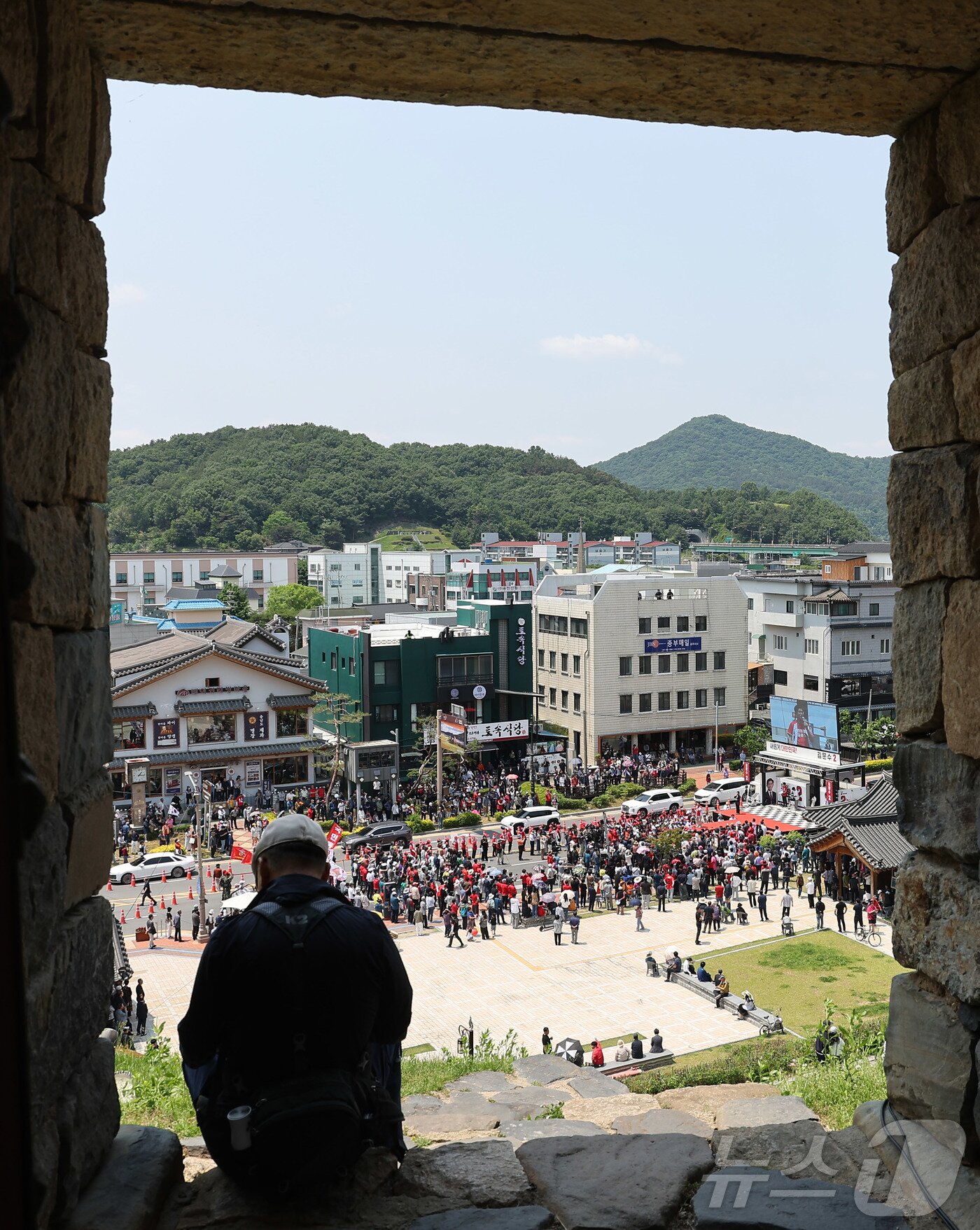 본문 이미지 - 25일 오후 충남 공주시 공산성 앞에서 열린 김문수 국민의힘 대통령선거 후보 유세 현장에서 유권자가 현장을 지켜보고 있다. &#40;공동취재&#41; 2025.5.25/뉴스1 ⓒ News1 김민지 기자