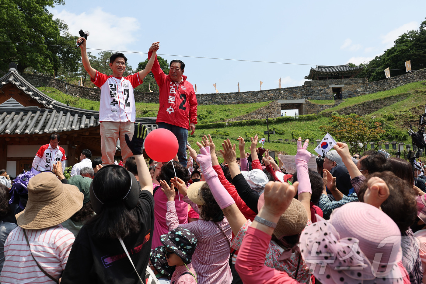 (공주=뉴스1) 김민지 기자 = 김문수 국민의힘 대통령 후보가 25일 오후 세계문화유산인 충남 공주시 공산성 인근에서 유세를 하고 있다. (공동취재) 2025.5.25/뉴스1