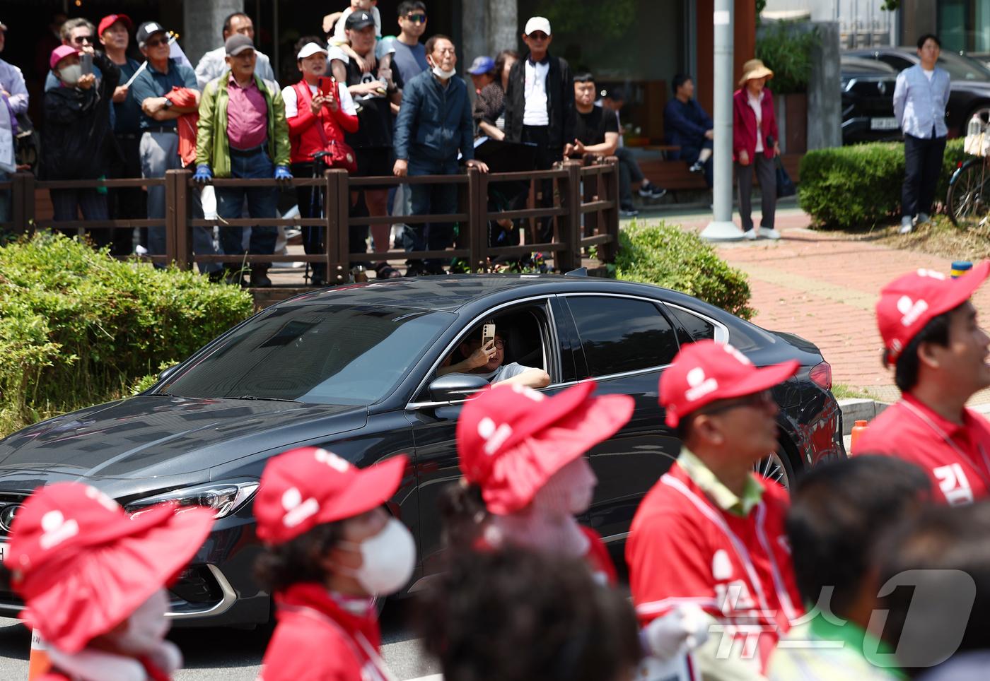 (공주=뉴스1) 김민지 기자 = 김문수 국민의힘 대통령 후보가 25일 오후 세계문화유산인 충남 공주시 공산성 인근에서 유세를 하고 있다. 2025.5.25/뉴스1