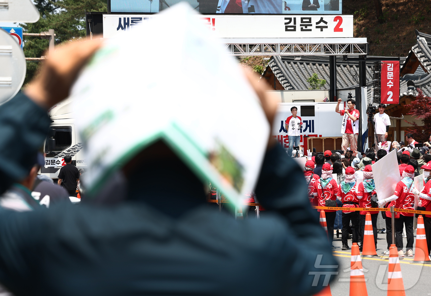 (공주=뉴스1) 김민지 기자 = 김문수 국민의힘 대통령 후보가 25일 오후 세계문화유산인 충남 공주시 공산성 인근에서 유세를 하고 있다. 2025.5.25/뉴스1