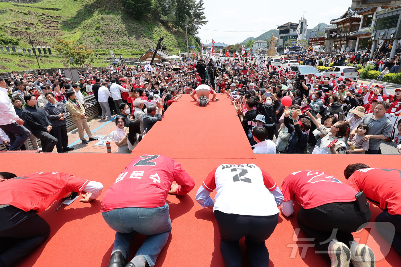 (공주=뉴스1) 김민지 기자 = 김문수 국민의힘 대통령 후보가 25일 오후 세계문화유산인 충남 공주시 공산성 인근에서 유세를 하고 있다. (공동취재) 2025.5.25/뉴스1