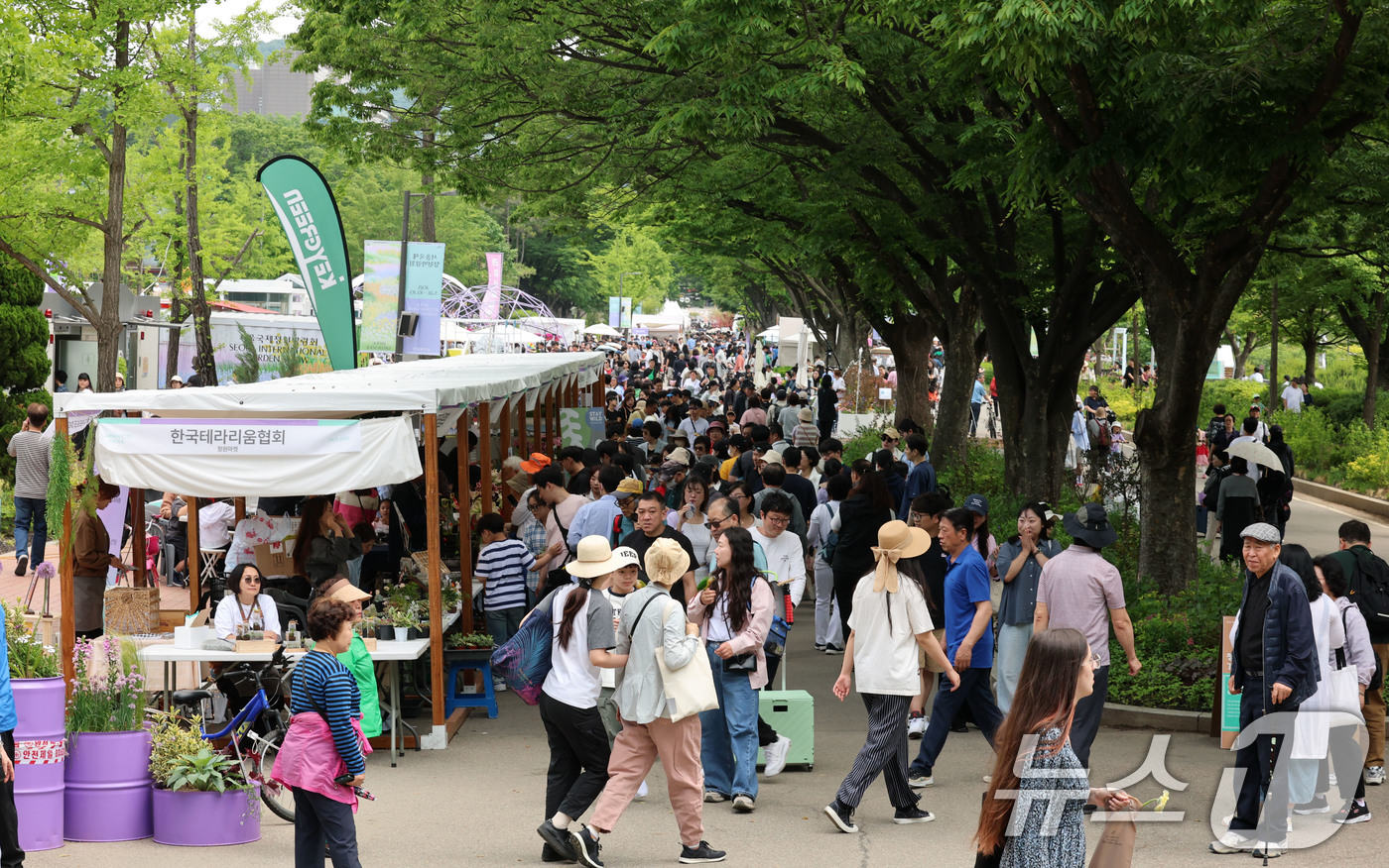 (서울=뉴스1) 박세연 기자 = 25일 서울국제정원박람회가 열리고 있는 서울 동작구 보라매공원이 나들이객으로 붐비고 있다.정원도시 서울의 대표 축제인 이번 박람회는 10월20일까지 …