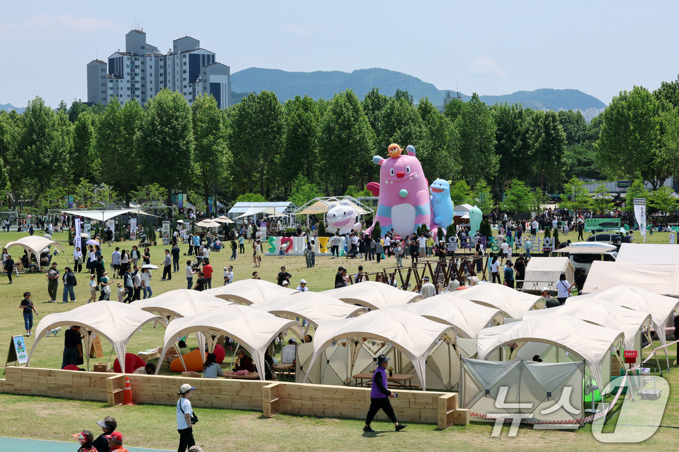 (서울=뉴스1) 박세연 기자 = 25일 서울국제정원박람회가 열리고 있는 서울 동작구 보라매공원이 나들이객으로 붐비고 있다.정원도시 서울의 대표 축제인 이번 박람회는 10월20일까지 …