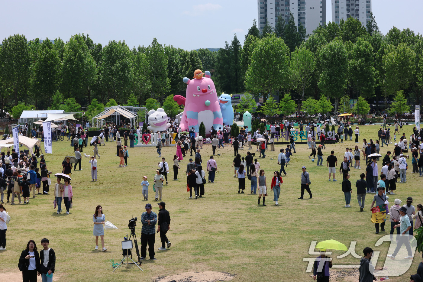 (서울=뉴스1) 박세연 기자 = 25일 서울국제정원박람회가 열리고 있는 서울 동작구 보라매공원이 나들이객으로 붐비고 있다.정원도시 서울의 대표 축제인 이번 박람회는 10월20일까지 …