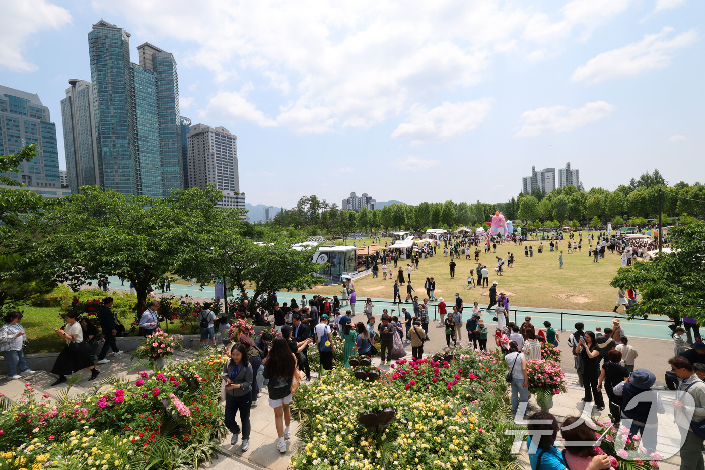 (서울=뉴스1) 박세연 기자 = 25일 서울국제정원박람회가 열리고 있는 서울 동작구 보라매공원이 나들이객으로 붐비고 있다.정원도시 서울의 대표 축제인 이번 박람회는 10월20일까지 …