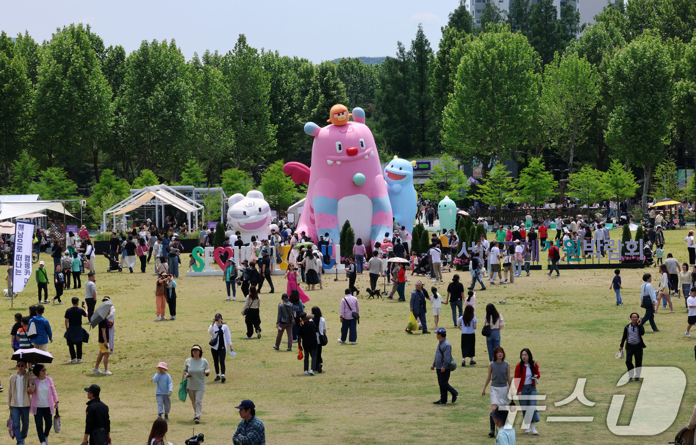 (서울=뉴스1) 박세연 기자 = 25일 서울국제정원박람회가 열리고 있는 서울 동작구 보라매공원이 나들이객으로 붐비고 있다.정원도시 서울의 대표 축제인 이번 박람회는 10월20일까지 …