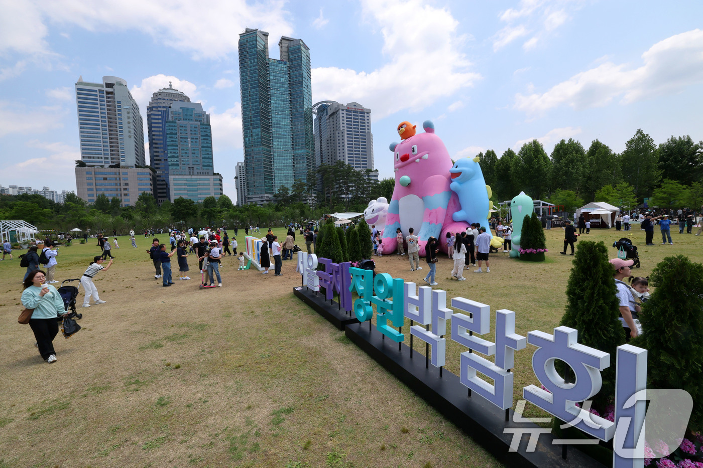 (서울=뉴스1) 박세연 기자 = 25일 서울국제정원박람회가 열리고 있는 서울 동작구 보라매공원이 나들이객으로 붐비고 있다.정원도시 서울의 대표 축제인 이번 박람회는 10월20일까지 …