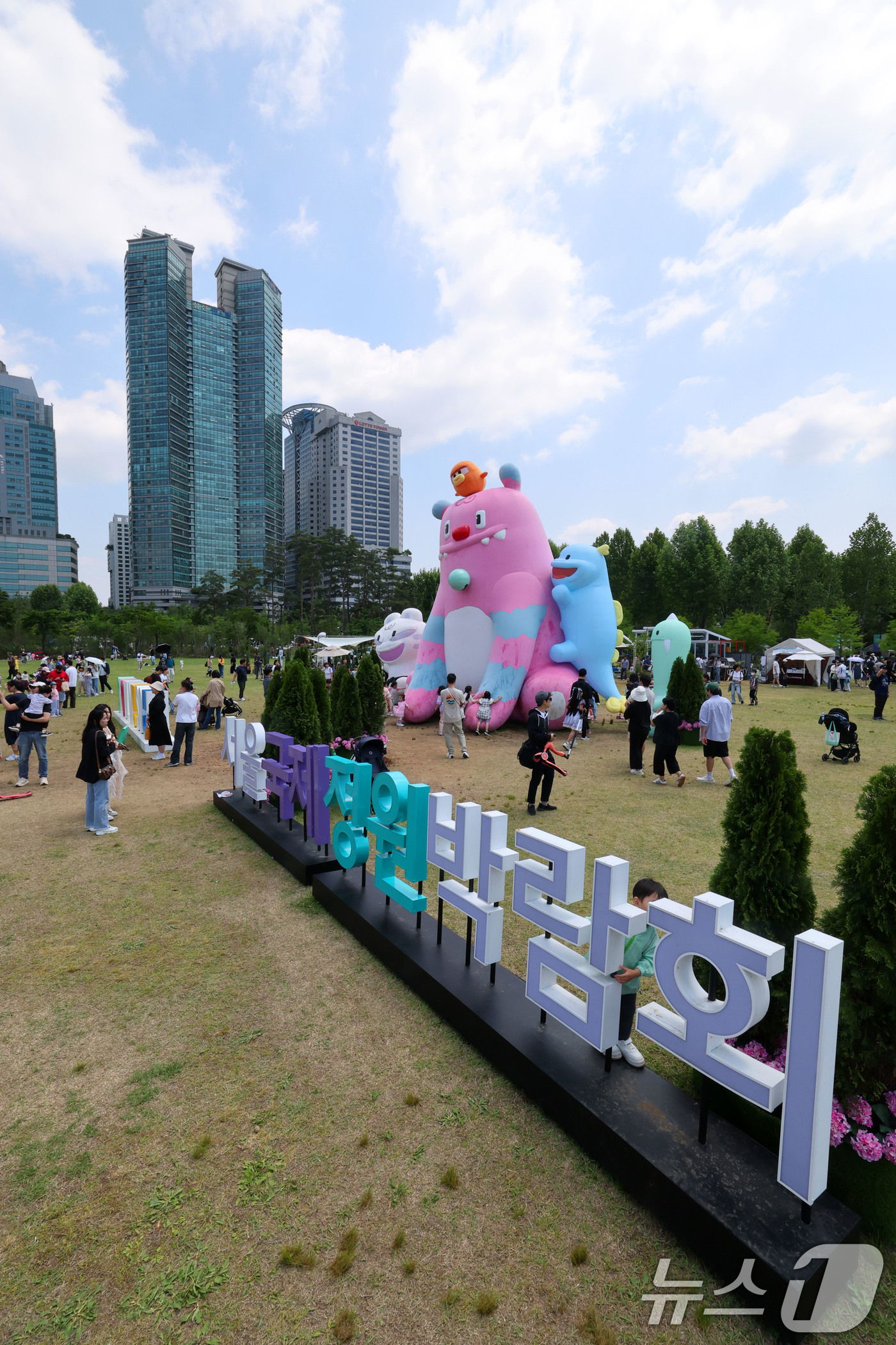 (서울=뉴스1) 박세연 기자 = 25일 서울국제정원박람회가 열리고 있는 서울 동작구 보라매공원이 나들이객으로 붐비고 있다.정원도시 서울의 대표 축제인 이번 박람회는 10월20일까지 …