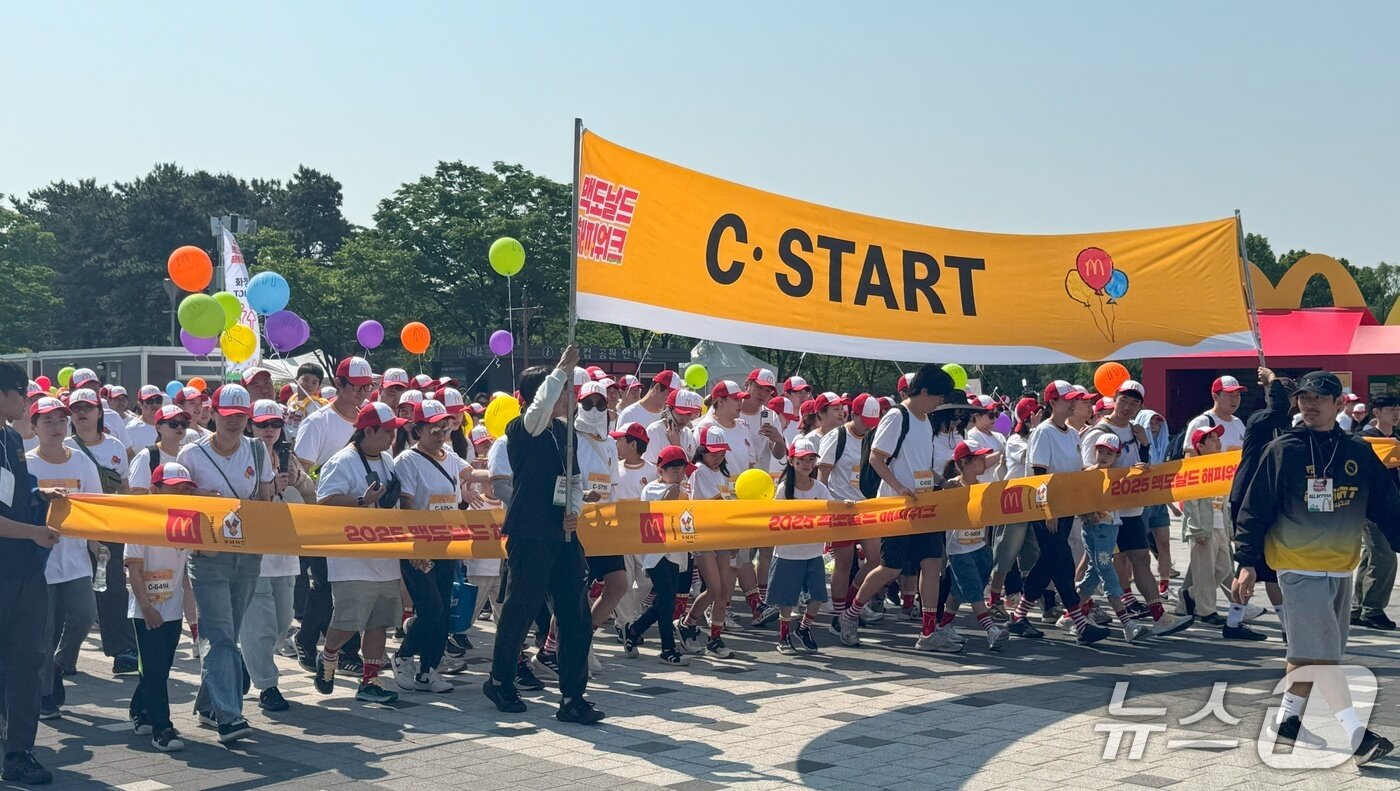 본문 이미지 - 25일 오전 서울 마포구 상암동 월드컵공원 평화광장에서 열린 ‘2025 맥도날드 해피워크’ 행사에 참석한 시민들이 4km 걷기 코스를 앞두고 출발선에 서 있다. 2025.5.25 / 뉴스1 ⓒ News1 이강 기자