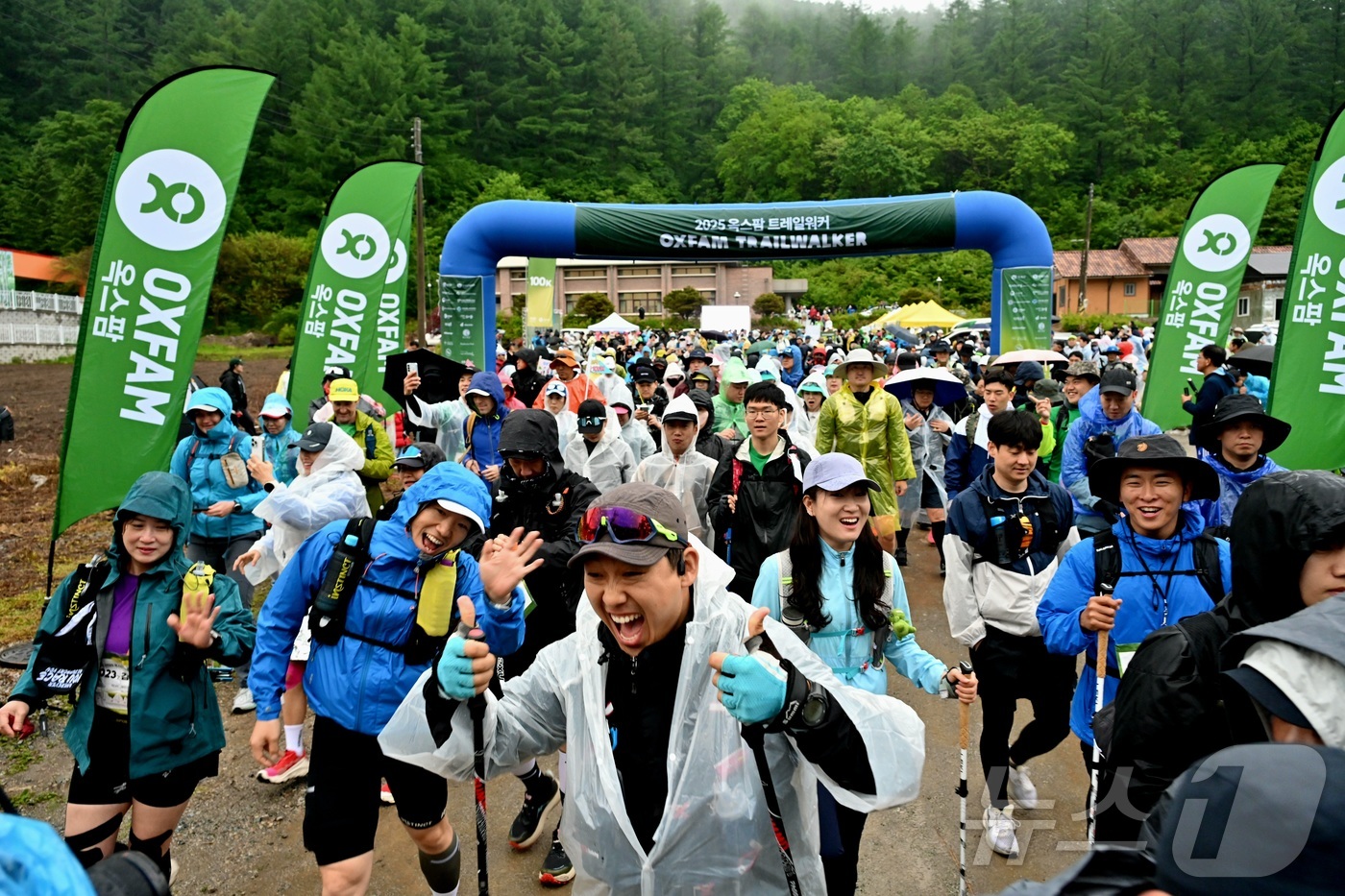 (인제=뉴스1) 이종재 기자 = 세계적인 기부 프로젝트 '2025 옥스팜 트레일워커'가 지난 24일 강원 인제군 일원에서 열렸다. 8회째를 맞는 올해 대회는 옥스팜 대표 코스인 1 …