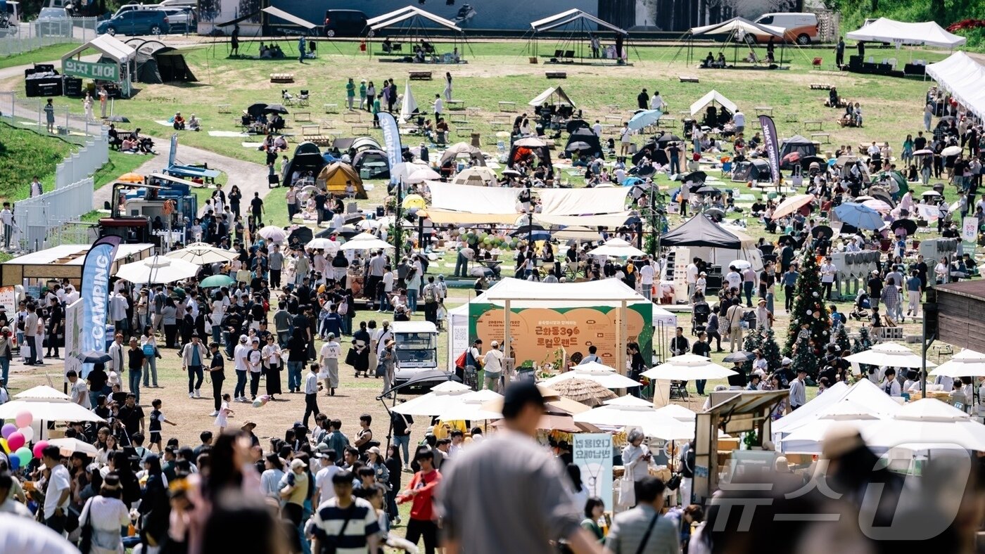 본문 이미지 - 25일 강원 춘천 엘리시안 강촌 리조트에서 열린 &#39;숲속 빵 시장&#39; 축제장이 방문객들로 붐비고 있다. 이번 축제에는 춘천을 포함한 전국의 인기 베이커리 80여곳과 플리마켓 30여곳 등 100여곳의 업체가 참여해 풍성한 볼거리와 먹거리를 선보였다.&#40;엘리시안 강촌 리조트 제공. 재판매 및 DB금지&#41; 2025.5.25/뉴스1 ⓒ News1 이종재 기자