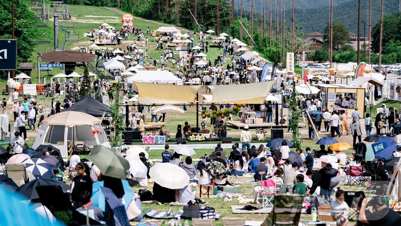 (춘천=뉴스1) 이종재 기자 = 25일 강원 춘천 엘리시안 강촌 리조트에서 열린 '숲속 빵 시장' 축제장이 방문객들로 붐비고 있다. 이번 축제에는 춘천을 포함한 전국의 인기 베이커 …