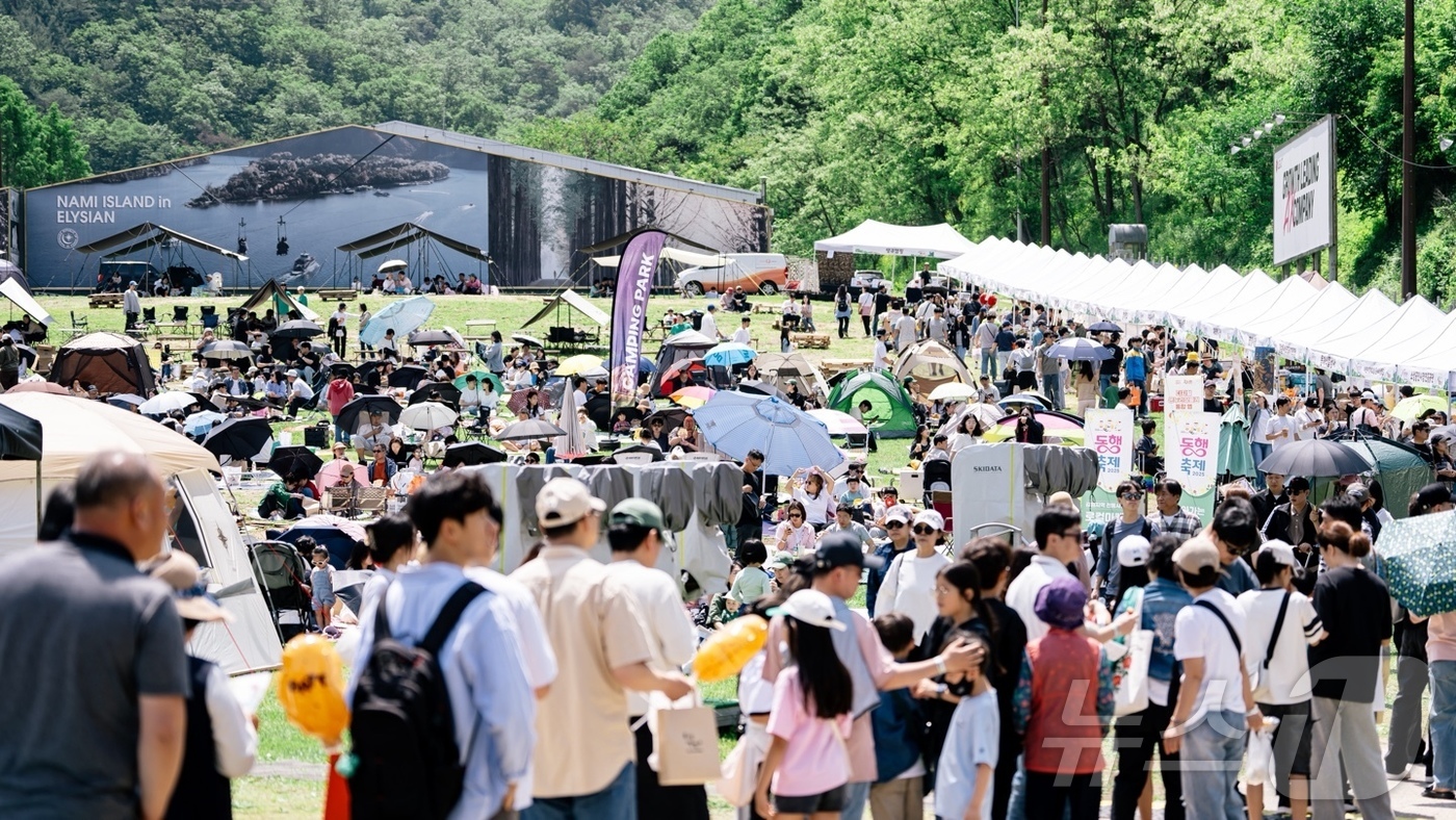 (춘천=뉴스1) 이종재 기자 = 25일 강원 춘천 엘리시안 강촌 리조트에서 열린 '숲속 빵 시장' 축제장이 방문객들로 붐비고 있다. 이번 축제에는 춘천을 포함한 전국의 인기 베이커 …
