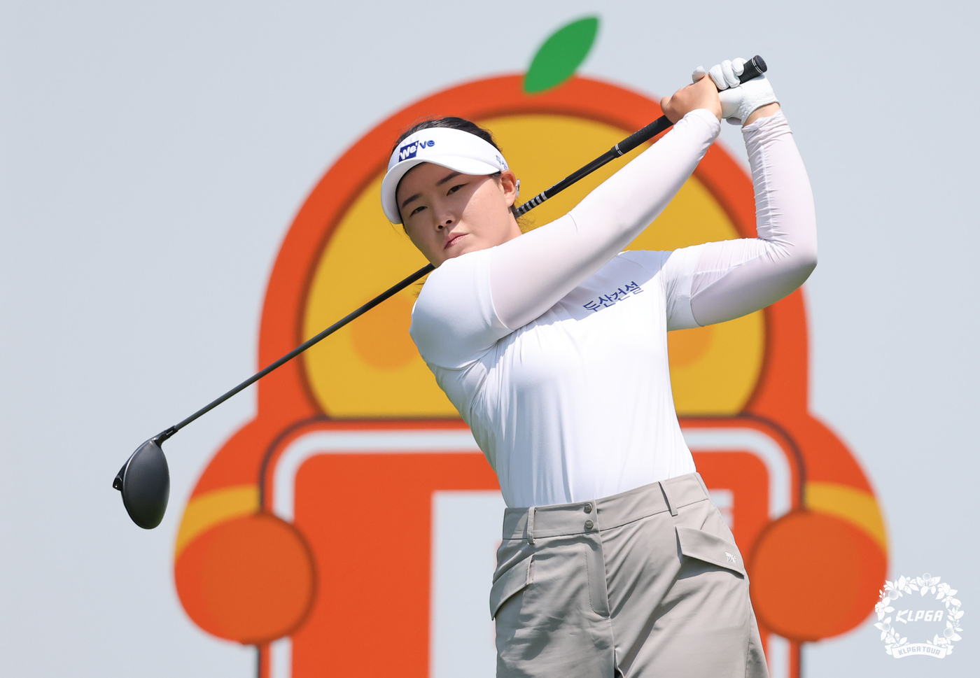 (여주=뉴스1) = 25일 경기 여주 페럼클럽에서 열린 제13회 E1 채리티오픈 FR, 임희정이 4번홀 티샷을 치고 있다. (KLPGA 제공. 재판매 및 DB 금지) 2025.5. …