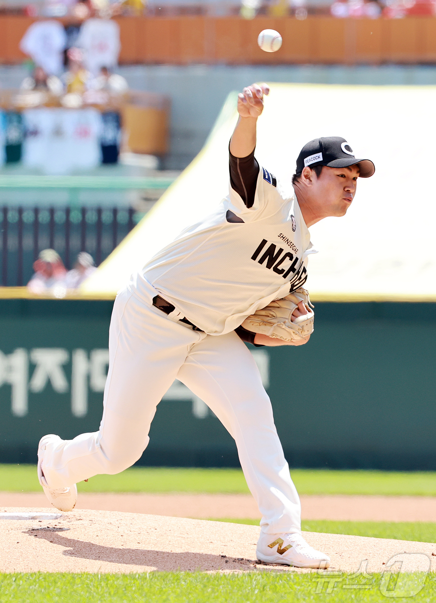 (인천=뉴스1) 김진환 기자 = 25일 오후 인천SSG 랜더스필드에서 열린 '2025 신한 SOL뱅크 KBO리그' LG 트윈스와 SSG 랜더스의 경기, SSG 선발 전영준이 1회초 …