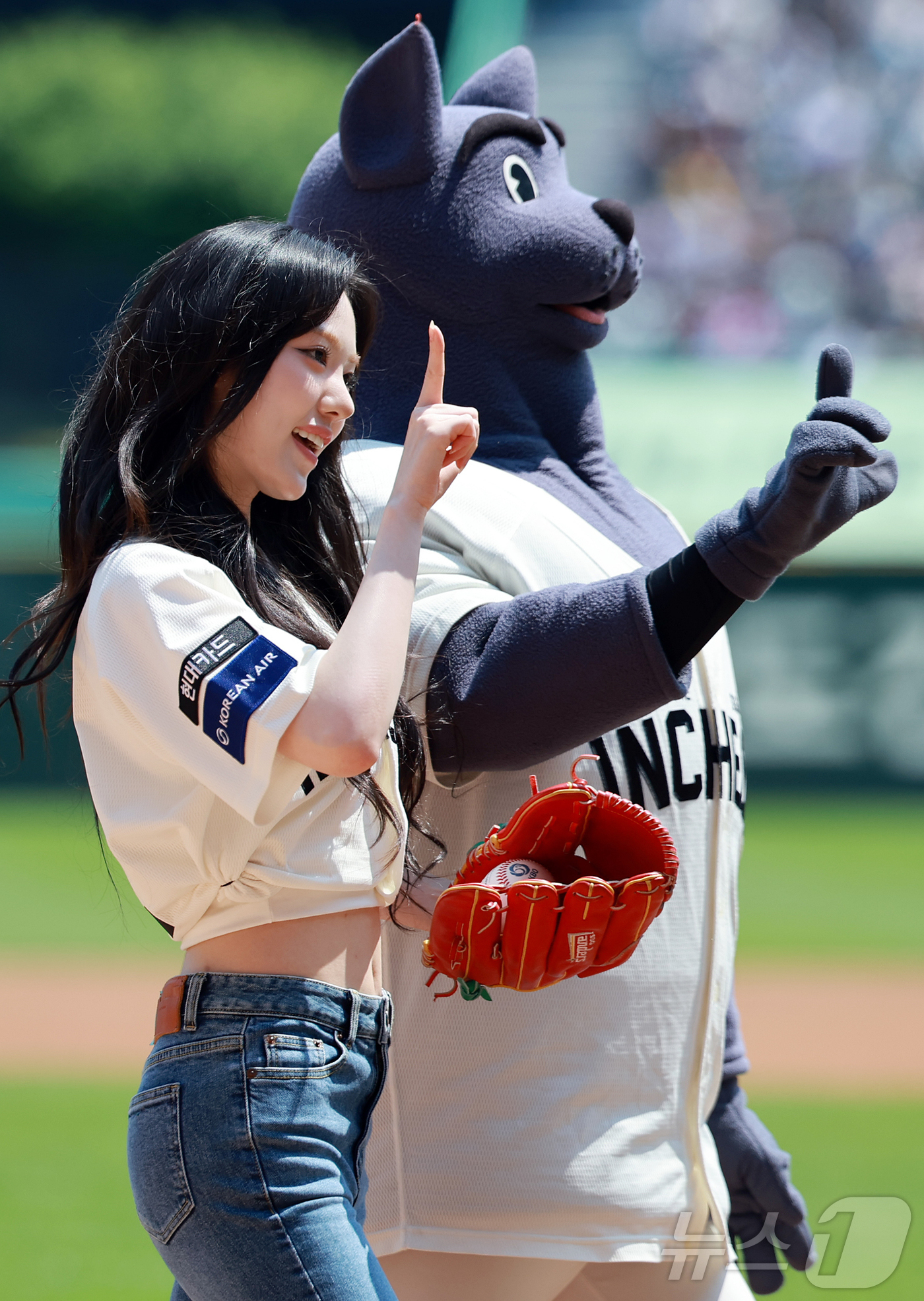 (인천=뉴스1) 김진환 기자 = 걸그룹 키키(kiiikiii)의 멤버 수이가 25일 오후 인천SSG 랜더스필드에서 열린 '2025 신한 SOL뱅크 KBO리그' LG 트윈스와 SSG …