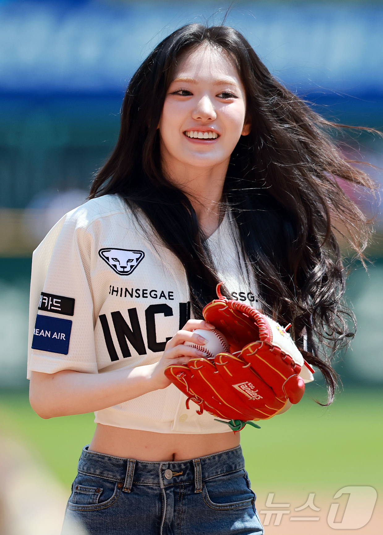 (인천=뉴스1) 김진환 기자 = 걸그룹 키키(kiiikiii)의 멤버 수이가 25일 오후 인천SSG 랜더스필드에서 열린 '2025 신한 SOL뱅크 KBO리그' LG 트윈스와 SSG …