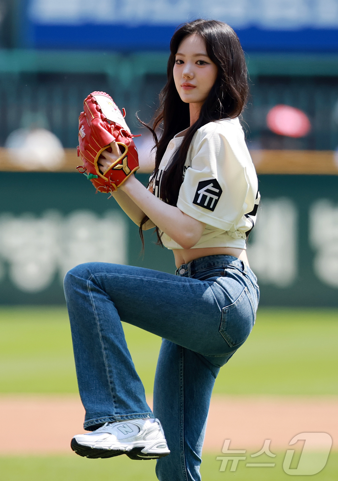 (인천=뉴스1) 김진환 기자 = 걸그룹 키키(kiiikiii)의 멤버 수이가 25일 오후 인천SSG 랜더스필드에서 열린 '2025 신한 SOL뱅크 KBO리그' LG 트윈스와 SSG …