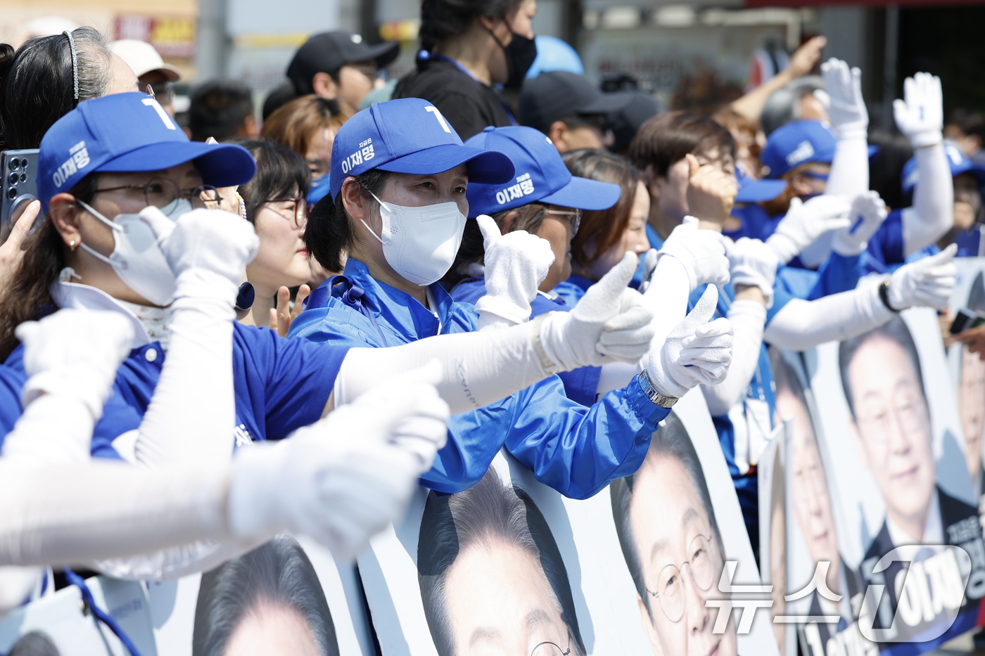 (당진=뉴스1) 안은나 기자 = 이재명 더불어민주당 대통령 후보가 캐스팅보트인 충청권 공략에 나선 25일 오후 충남 당진전통시장에서 선거운동원들이 표심을 호소하고 있다. 2025. …