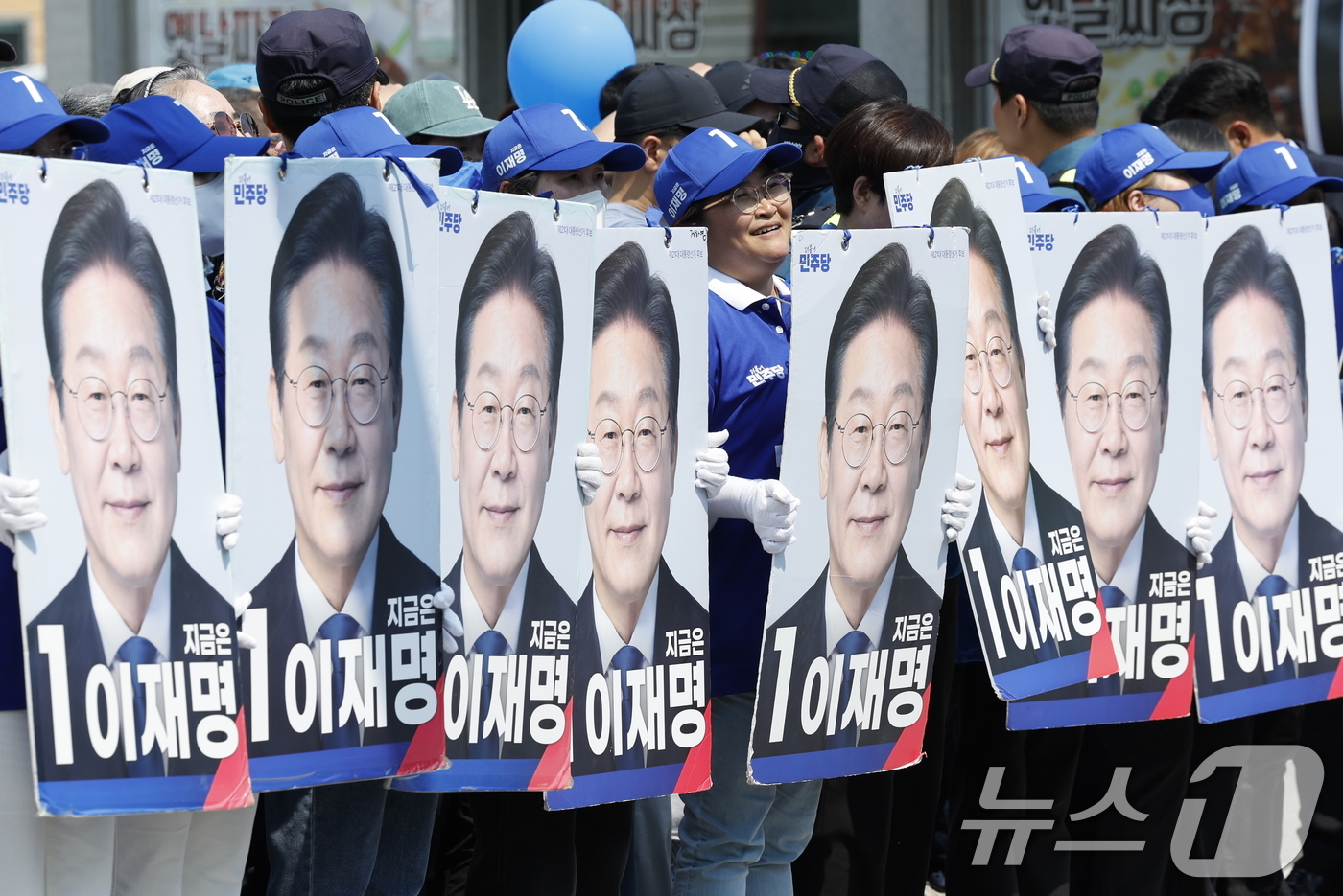 (당진=뉴스1) 안은나 기자 = 이재명 더불어민주당 대통령 후보가 캐스팅보트인 충청권 공략에 나선 25일 오후 충남 당진전통시장에서 선거운동원들이 표심을 호소하고 있다. 2025. …