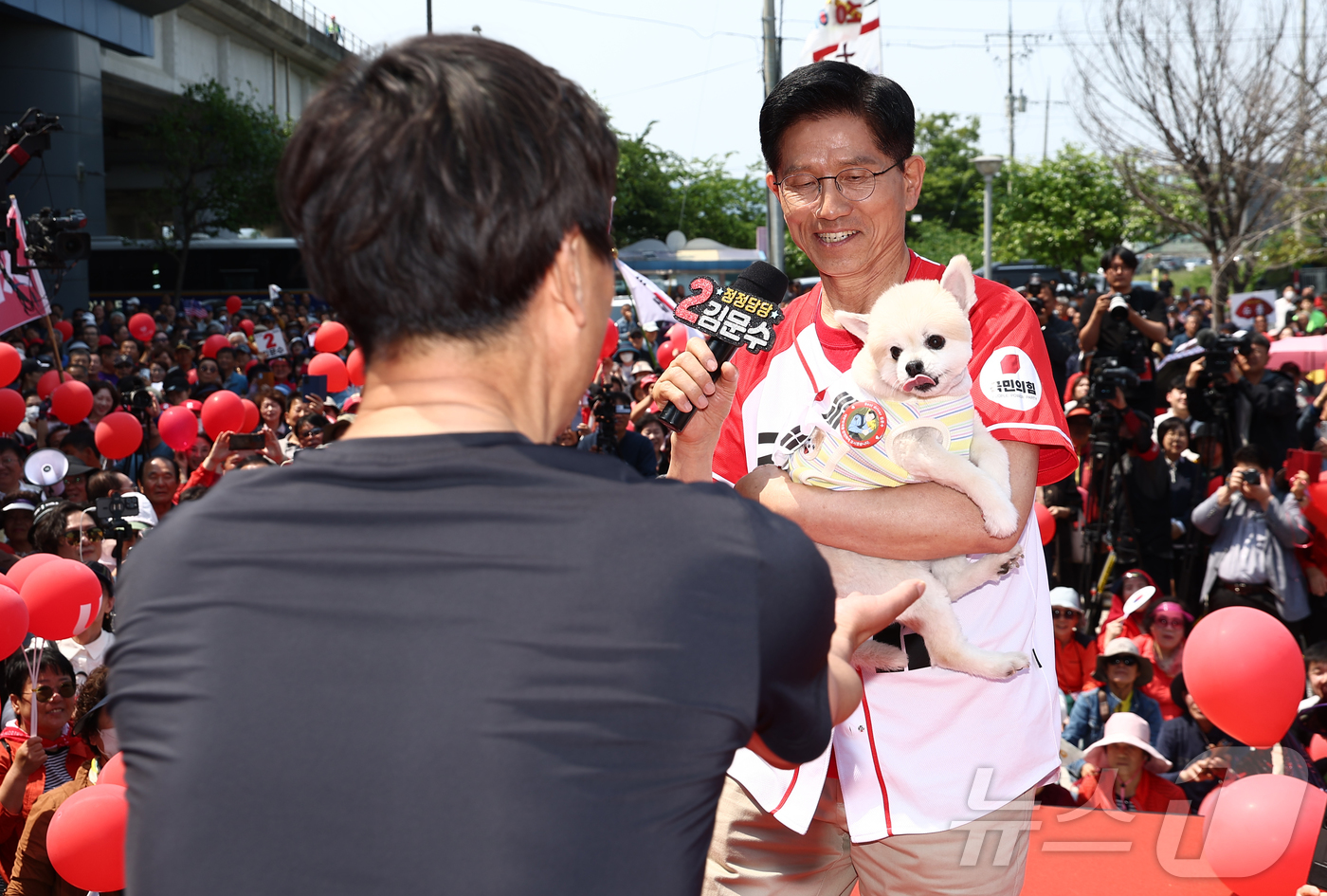 (보령=뉴스1) 김민지 기자 = 김문수 국민의힘 대통령 후보가 25일 오후 충남 보령시 대천역 광장에서 집중유세를 하고 있다. 2025.5.25/뉴스1