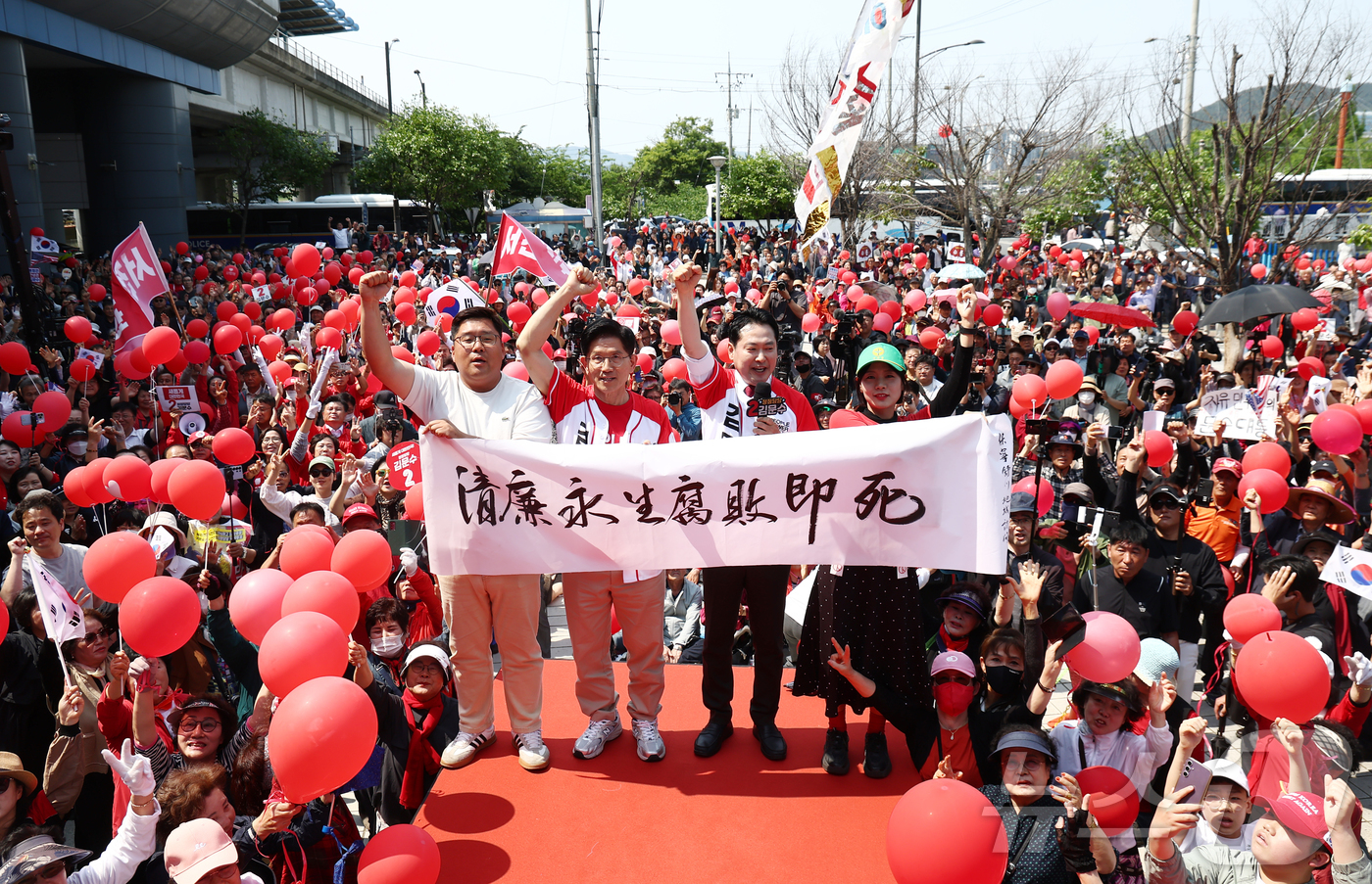 (보령=뉴스1) 김민지 기자 = 김문수 국민의힘 대통령 후보가 25일 오후 충남 보령시 대천역 광장에서 집중유세를 하고 있다. 2025.5.25/뉴스1