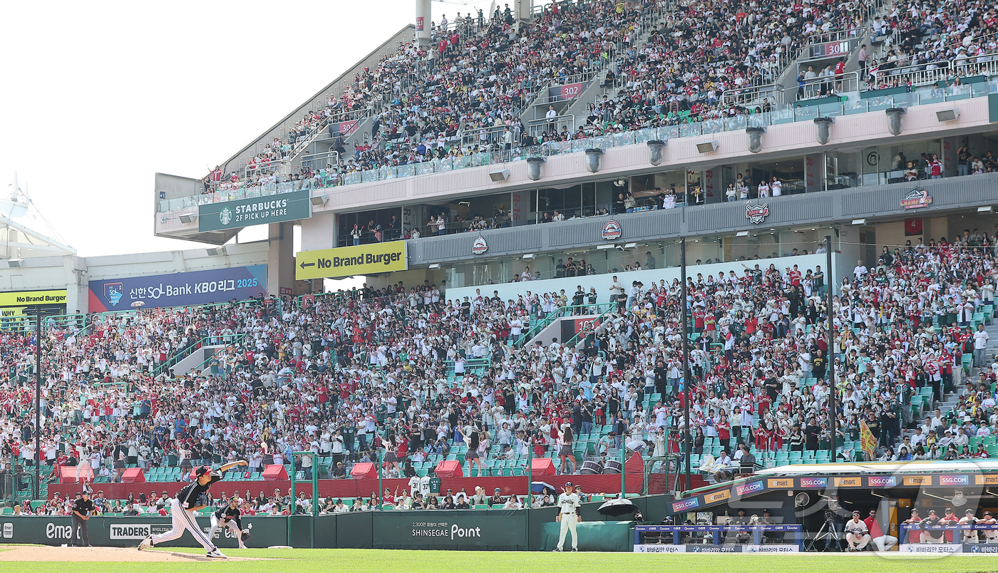 (인천=뉴스1) 김진환 기자 = 25일 오후 인천SSG 랜더스필드에서 열린 '2025 신한 SOL뱅크 KBO리그' LG 트윈스와 SSG 랜더스의 경기를 찾은 야구팬들이 열띤 응원을 …