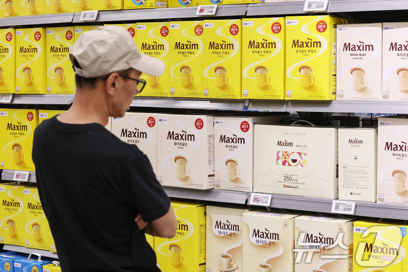 (서울=뉴스1) 민경석 기자 = 커피 원두값이 큰 폭으로 오르며 식음료와 프랜차이즈 업계가 원가 부담에 따른 가격 인상 행렬이 이어지고 있다.업계에 따르면 동서식품은 인스턴트 커피 …