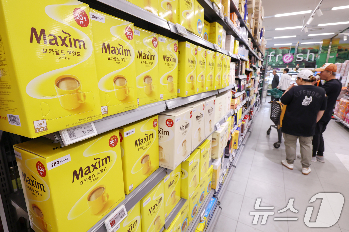 (서울=뉴스1) 민경석 기자 = 커피 원두값이 큰 폭으로 오르며 식음료와 프랜차이즈 업계가 원가 부담에 따른 가격 인상 행렬이 이어지고 있다.업계에 따르면 동서식품은 인스턴트 커피 …