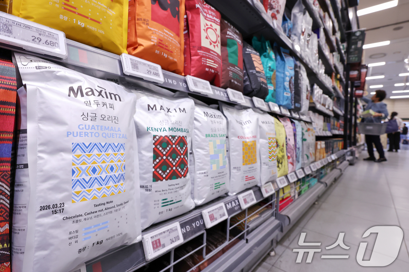 (서울=뉴스1) 민경석 기자 = 커피 원두값이 큰 폭으로 오르며 식음료와 프랜차이즈 업계가 원가 부담에 따른 가격 인상 행렬이 이어지고 있다.업계에 따르면 동서식품은 인스턴트 커피 …