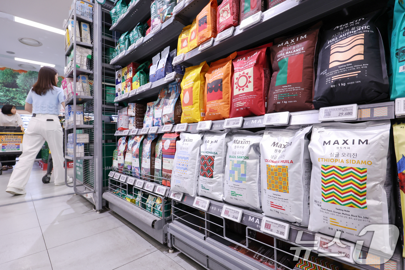 (서울=뉴스1) 민경석 기자 = 커피 원두값이 큰 폭으로 오르며 식음료와 프랜차이즈 업계가 원가 부담에 따른 가격 인상 행렬이 이어지고 있다.업계에 따르면 동서식품은 인스턴트 커피 …