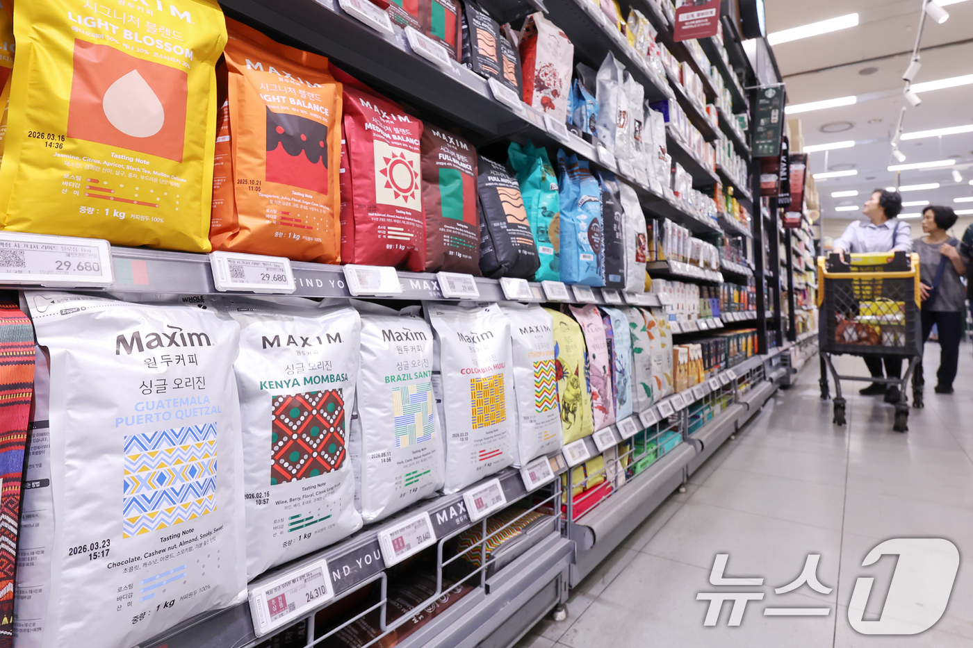 (서울=뉴스1) 민경석 기자 = 커피 원두값이 큰 폭으로 오르며 식음료와 프랜차이즈 업계가 원가 부담에 따른 가격 인상 행렬이 이어지고 있다.업계에 따르면 동서식품은 인스턴트 커피 …