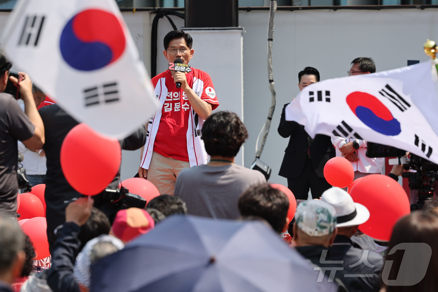 (보령=뉴스1) 김민지 기자 = 김문수 국민의힘 대통령 후보가 25일 오후 충남 보령시 대천역 광장에서 유세를 하고 있다. (공동취재) 2025.5.25/뉴스1