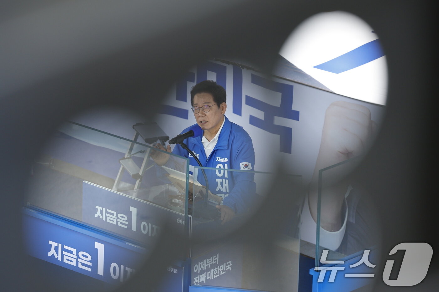본문 이미지 - 이재명 더불어민주당 대통령 후보가 캐스팅보트인 충청권 공략에 나선 25일 오후 충남 당진전통시장을 찾아 지지를 호소하고 있다. 2025.5.25/뉴스1 ⓒ News1 안은나 기자